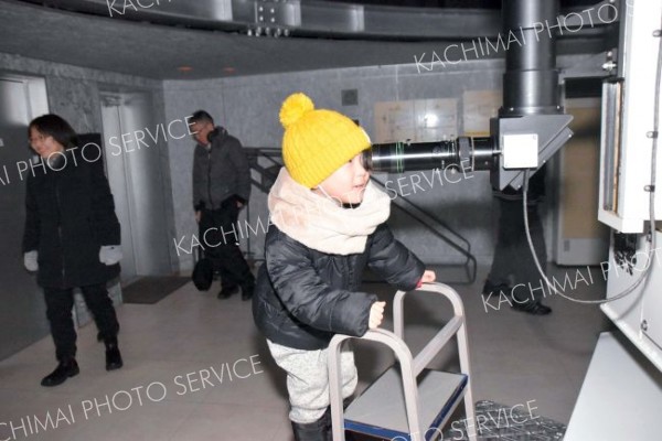 大型反射望遠鏡「りくり」で木星や月を観察する来観者