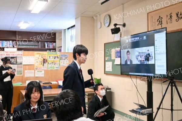 オンラインで滋賀や長崎の生徒と意見を交す更別農業高校の生徒