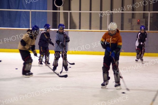 浦幌中でホッケー授業　外部指導者が８人協力