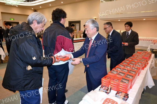 シューマイのチルド商品を展示した崎陽軒。北海道・十勝産じゃがいもでんぷんの一大ユーザー