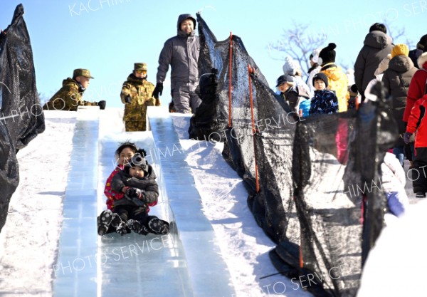 好天の週末、家族連れで大にぎわい　おびひろ氷まつり２日目