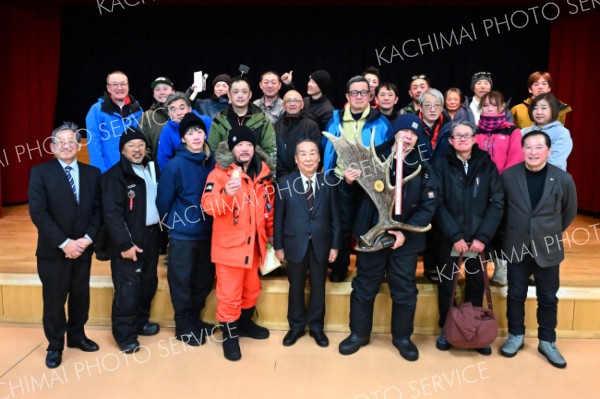 大会に参加した氷彫刻家ら