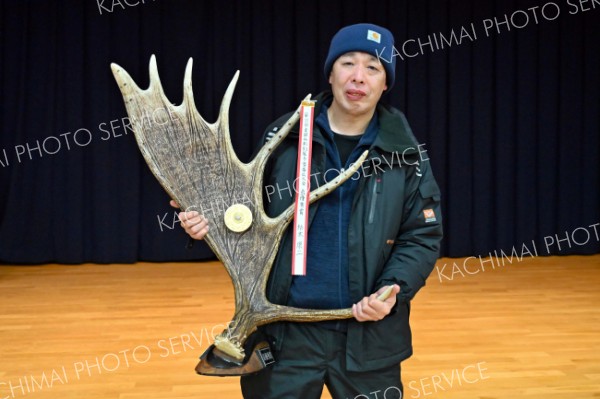 北海道知事賞のトロフィーを手にする