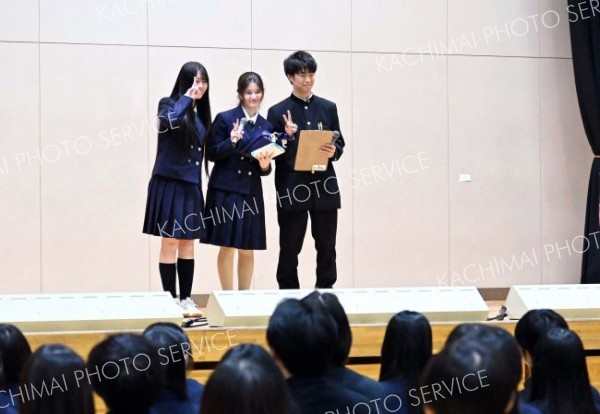 留学生とお別れ　帯南商高で送る会