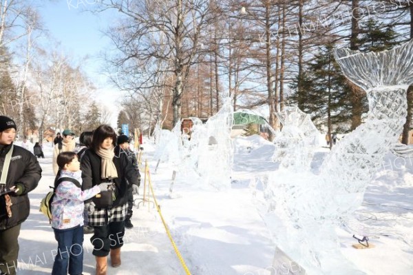 おびひろ氷まつり、最終日もにぎわい　アトラクションや氷雪像に笑顔