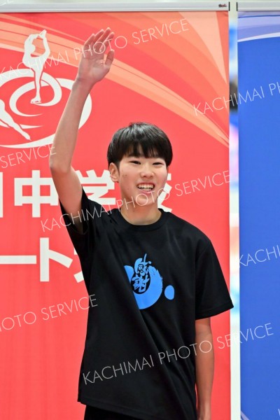 表彰式で観客に手を振る