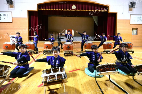 迫力たっぷりの演奏で練習を重ねる中札内村ポロシリ太鼓振興保存会のメンバー（須貝拓也撮影）