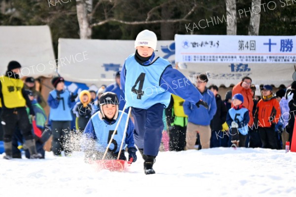 白い息弾ませ、真冬の熱戦　子ども雪上ばんば