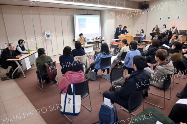 発表者が“推し本”の魅力を語り、来場者らが耳を傾けた