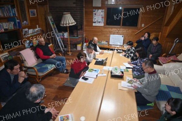 活動を本格化させる来年度に向け、話し合うメンバーら