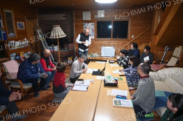 活動を本格化させる来年度に向け、話し合うメンバーら