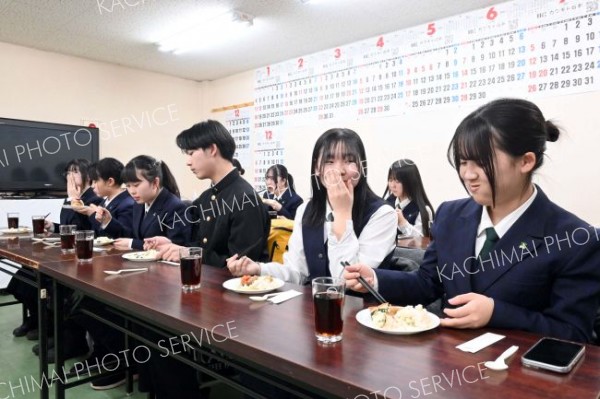 試食会でコラボメニューを味わうクッキング部の部員たち