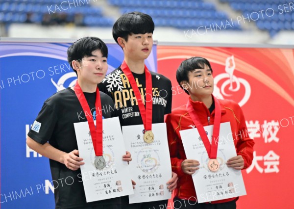 男子５００メートルで２位に入り銀メダルを手にする