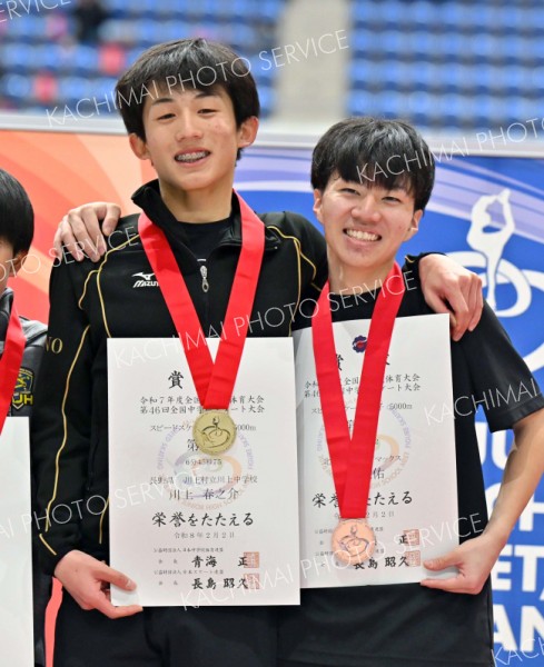 男子５０００メートルの表彰で肩を組む