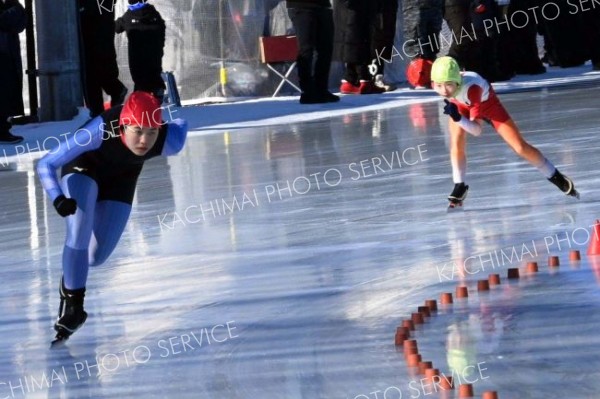 自己記録の更新を目指して滑走する選手たち