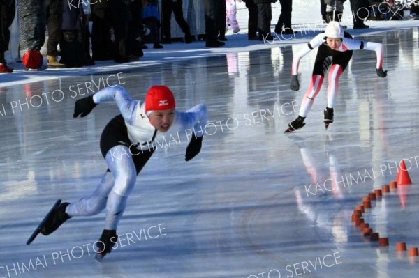 自己記録の更新を目指して滑走する選手たち