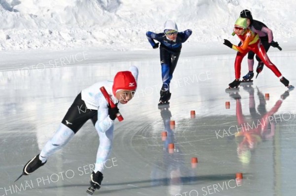 自己記録の更新を目指して滑走する選手たち