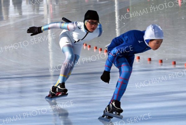 自己記録の更新を目指して滑走する選手たち