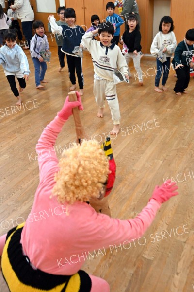 鬼に向かって勢いよく豆を投げる園児たち（３日午前１０時ごろ、こでまり保育園で。須貝拓也撮影）