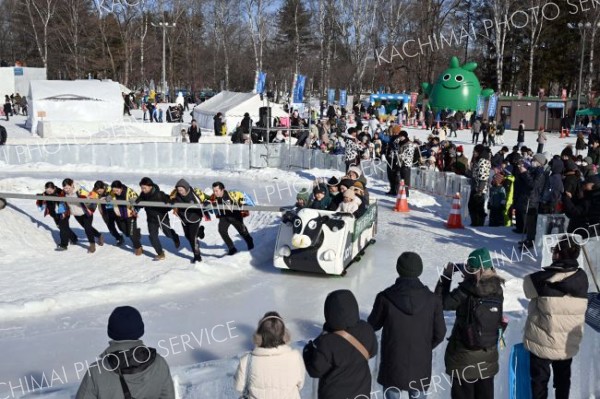 氷まつり来場者３万人減も、滞在時間増で会場にぎわう