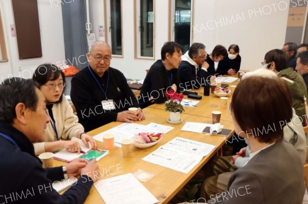 村の課題について議員と意見を交わす住民