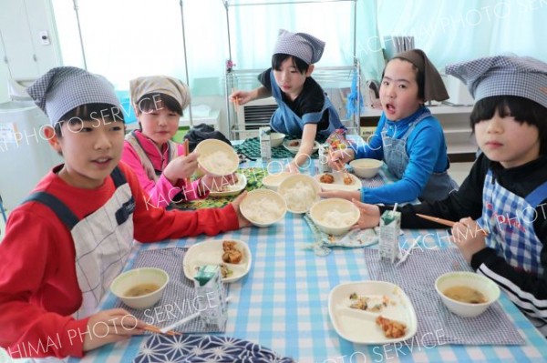 授業で育てた「ななつぼし」に大満足　新得小の児童が新米試食