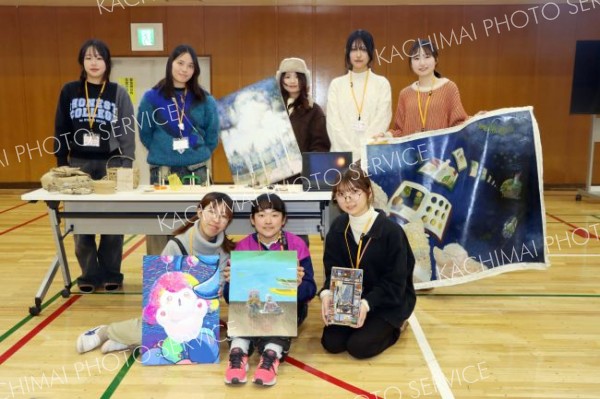 「対話型鑑賞」の授業で感性を養う　武蔵美の学生が中札内中でアート授業