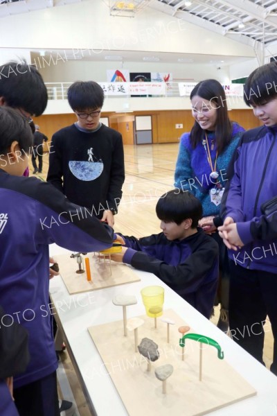 作品をじっくりと鑑賞し、意見を述べ合う生徒