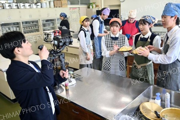 広尾産食材を使った料理で、その良さをＰＲする生徒たち