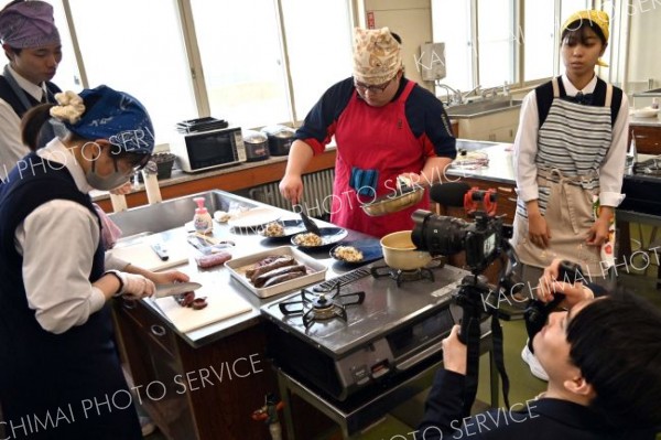 広尾産食材を使った料理で、その良さをＰＲする生徒たち