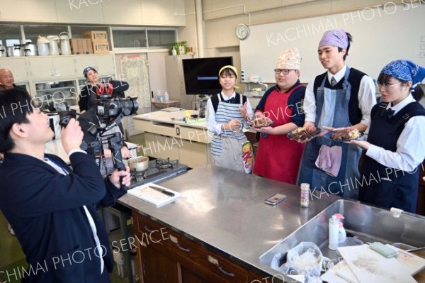 広尾産食材を使った料理で、その良さをＰＲする生徒たち