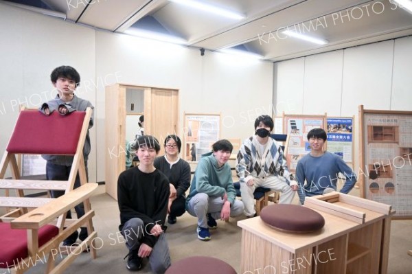 帯広高専造形デザイン科修了作品展　木製家具を展示　週末に市図書館１階展示コーナー