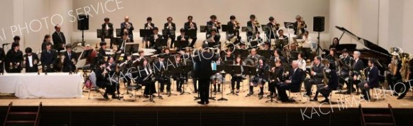 大編成で演奏を披露する出演者