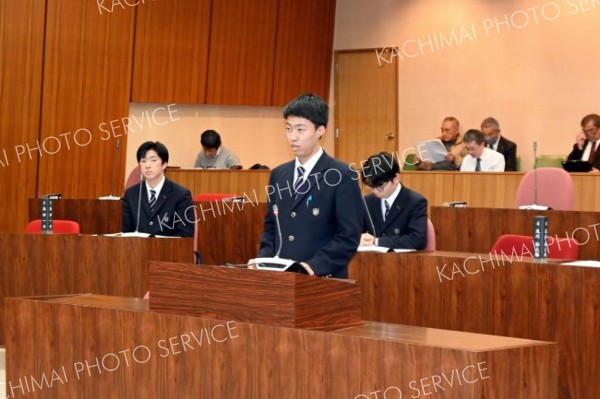 一般質問で、堂々と自分の意見を述べる生徒