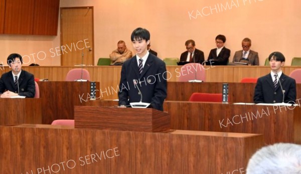 一般質問で、堂々と自分の意見を述べる生徒