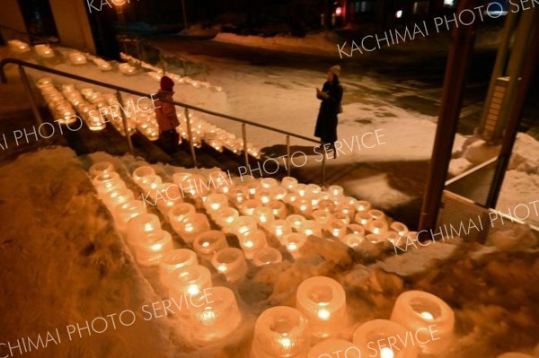 １２００個のアイスキャンドルで町を彩る　本別で「冬あかり」