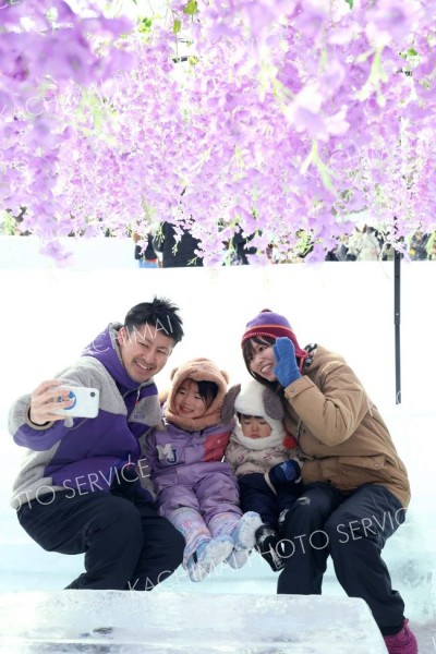 帯広商工会議所青年部のフォトスポットでは、家族連れが氷に囲まれた空間で思い出を写真に収めていた（１日、平栗玲香通信員撮影）