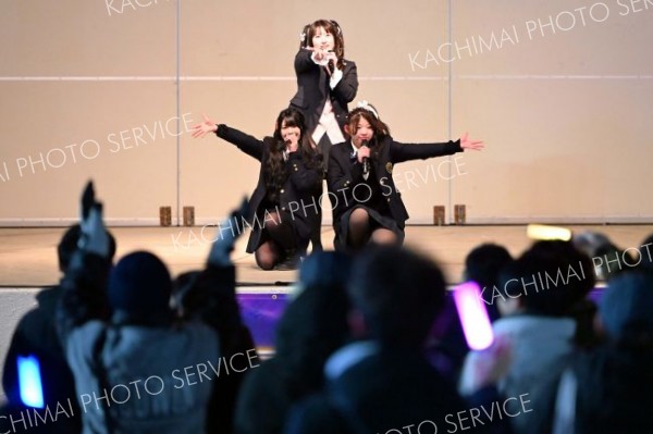 学生有志によるステージ「アイスプラネット」では、「星槎高校アイドル部」が歌と踊りで盛り上げ、日が落ちた会場にペンライトの明かりがともった（１月３１日）