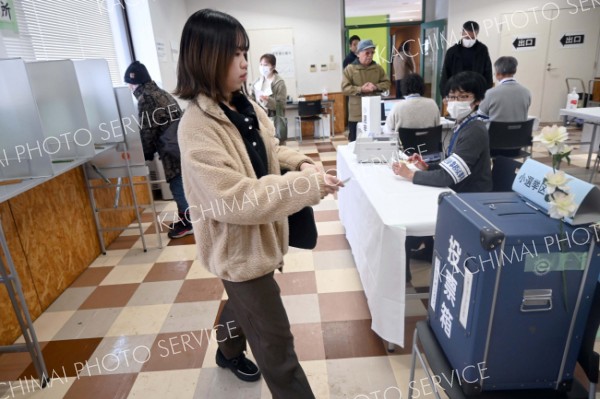 「大学内にあると、投票しやすい。周囲もそういう人が多い」と話し、真剣に投票する畜大生（３日）