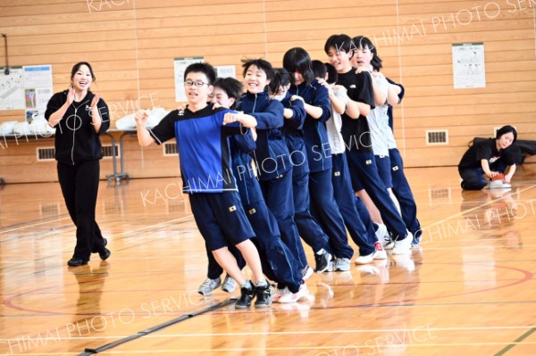 帯北チア部が講師　勇足中で出前授業