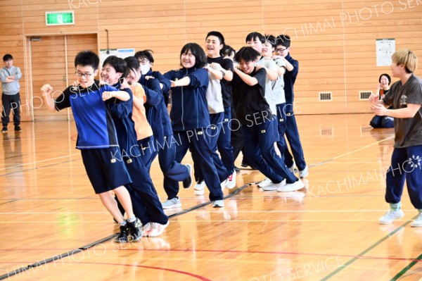 縦１列になってリズムジャンプに挑戦する勇足中の生徒
