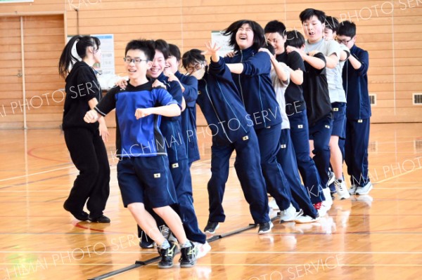 縦１列になってリズムジャンプに挑戦する勇足中の生徒