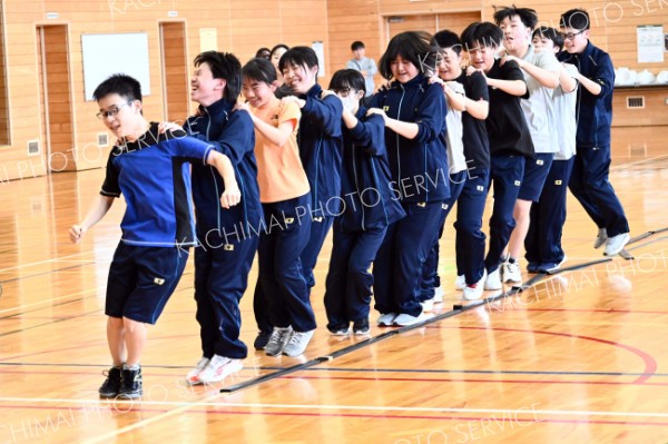 縦１列になってリズムジャンプに挑戦する勇足中の生徒