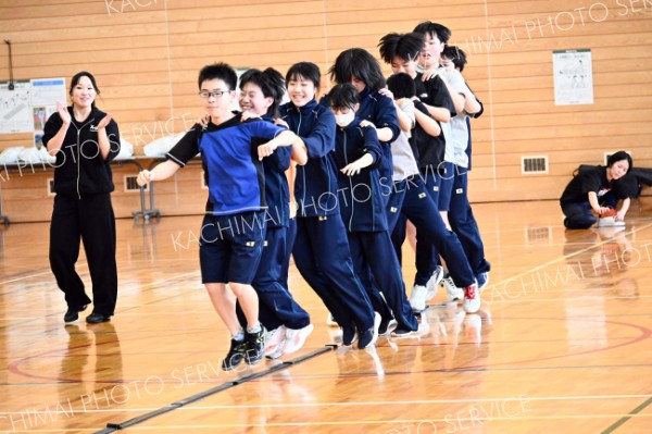 縦１列になってリズムジャンプに挑戦する勇足中の生徒