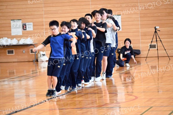 縦１列になってリズムジャンプに挑戦する勇足中の生徒