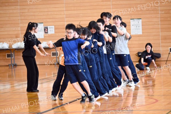 縦１列になってリズムジャンプに挑戦する勇足中の生徒