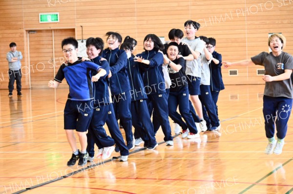 ビートに合わせ、縦１列でリズムジャンプに挑戦する勇足中の生徒