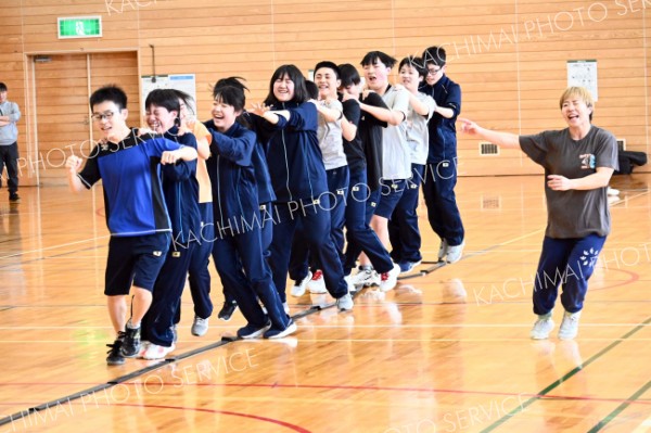 ビートに合わせ、縦１列でリズムジャンプに挑戦する勇足中の生徒