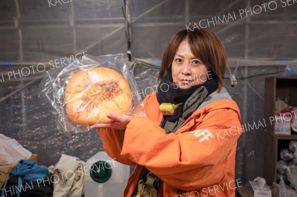 <strong>＜特大サイズ＞</strong><br>休憩所で直径２４センチの「メガあんぱん」も一個１０００円で販売されている。顔の大きさほどあるサイズ感と、餡子がぎっしりと詰まった重量感に驚かされる