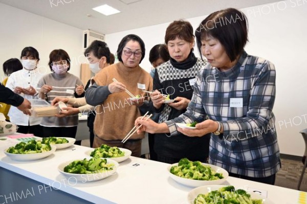 産地が伏せられたブロッコリーから芽室産を当てるゲームに挑戦する参加者たち